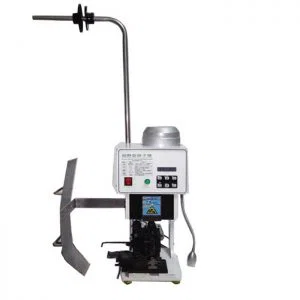  Crimpare il terminale CA al cavo per realizzare la spina di coda del cavo.