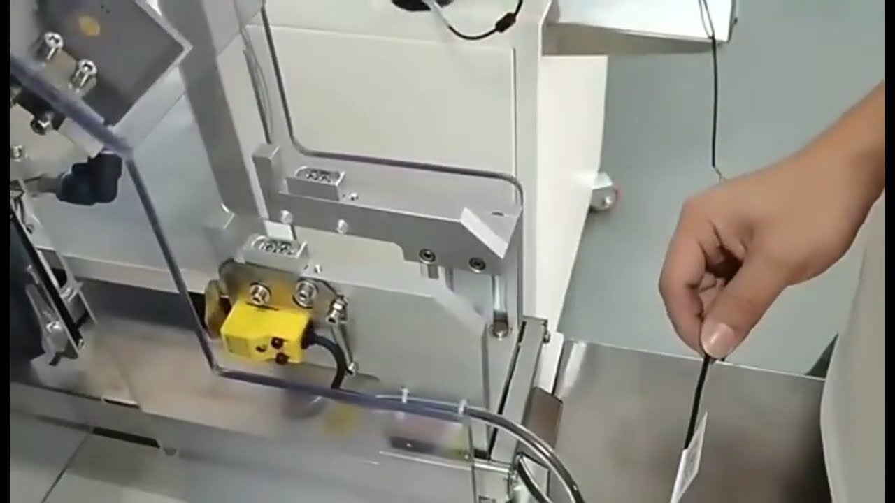 Etichettatrice Adesiva Automatica per Cablaggi USB e Auricolari – Macchina per Applicazione Flag e Piegatura Cavi