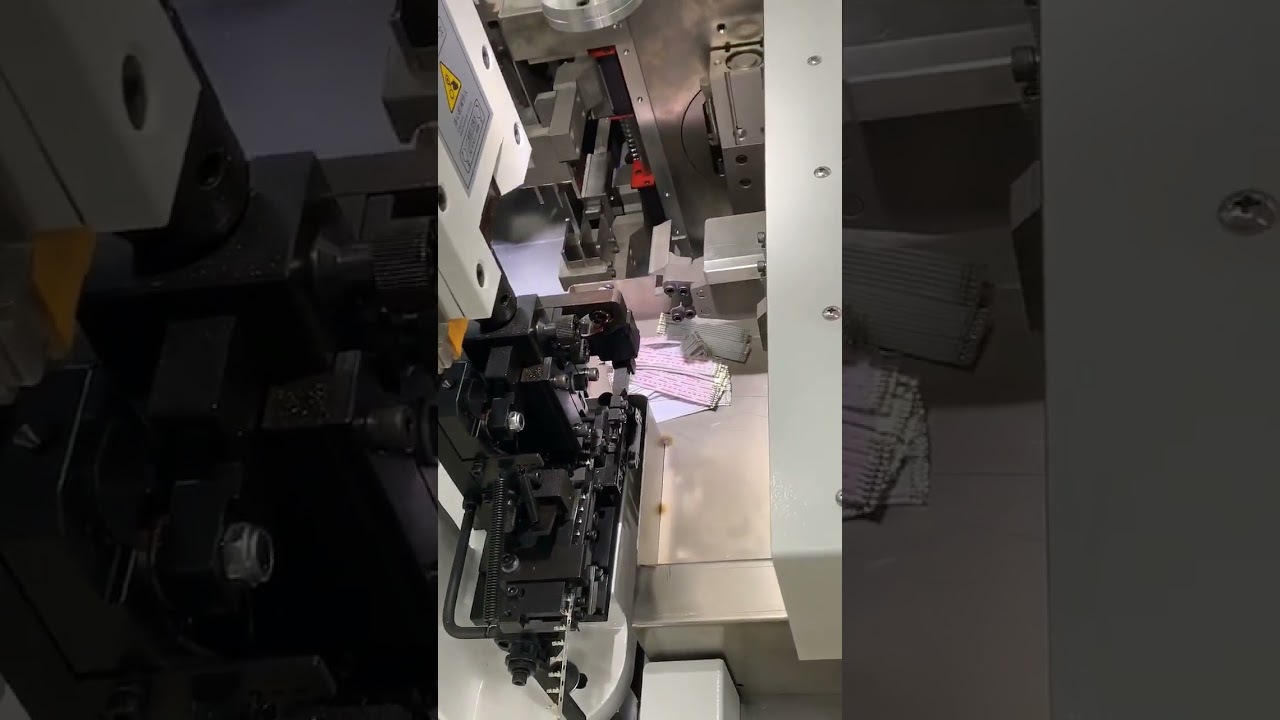Macchina Crimpatrice Automatica a Doppia Testa per Cablaggi - Funzionamento in Fabbrica #fabbrica #macchina