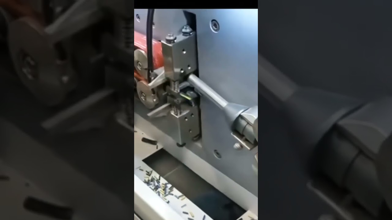 Lavorazione cavi multipolari con guaina: taglio, pelatura e torcitura automatica