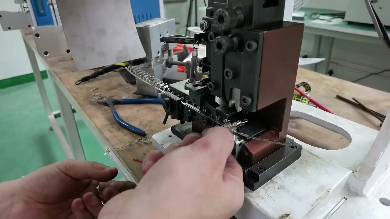 Macchina crimpatrice terminali 2T: funzionamento reale in fabbrica