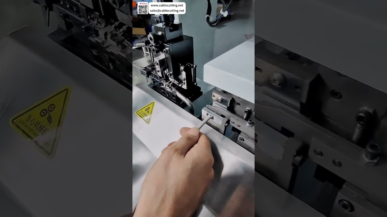 Macchina per spellatura e crimpatura in un solo passo di cavi multipolari con terminale a uncino - Fabbrica cablaggi