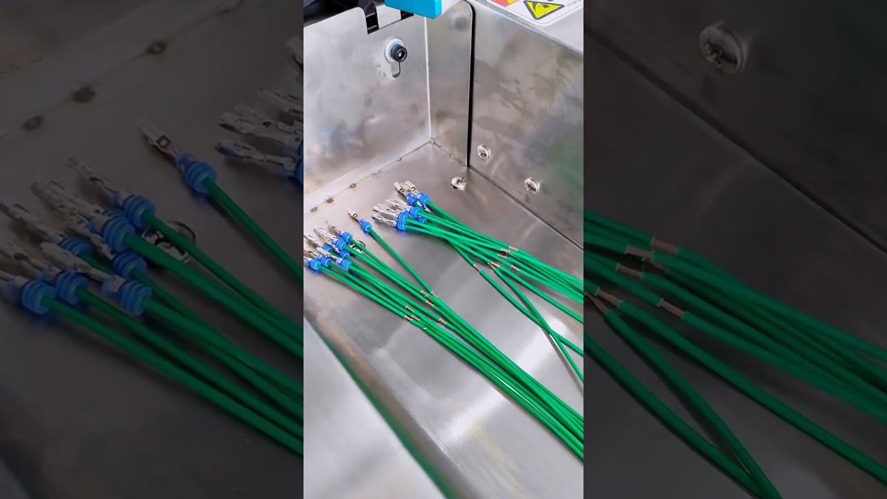 Lavorazione cablaggi EV: spellatura intermedia e inserimento tappo antipioggia per cablaggio parallelo #macchina