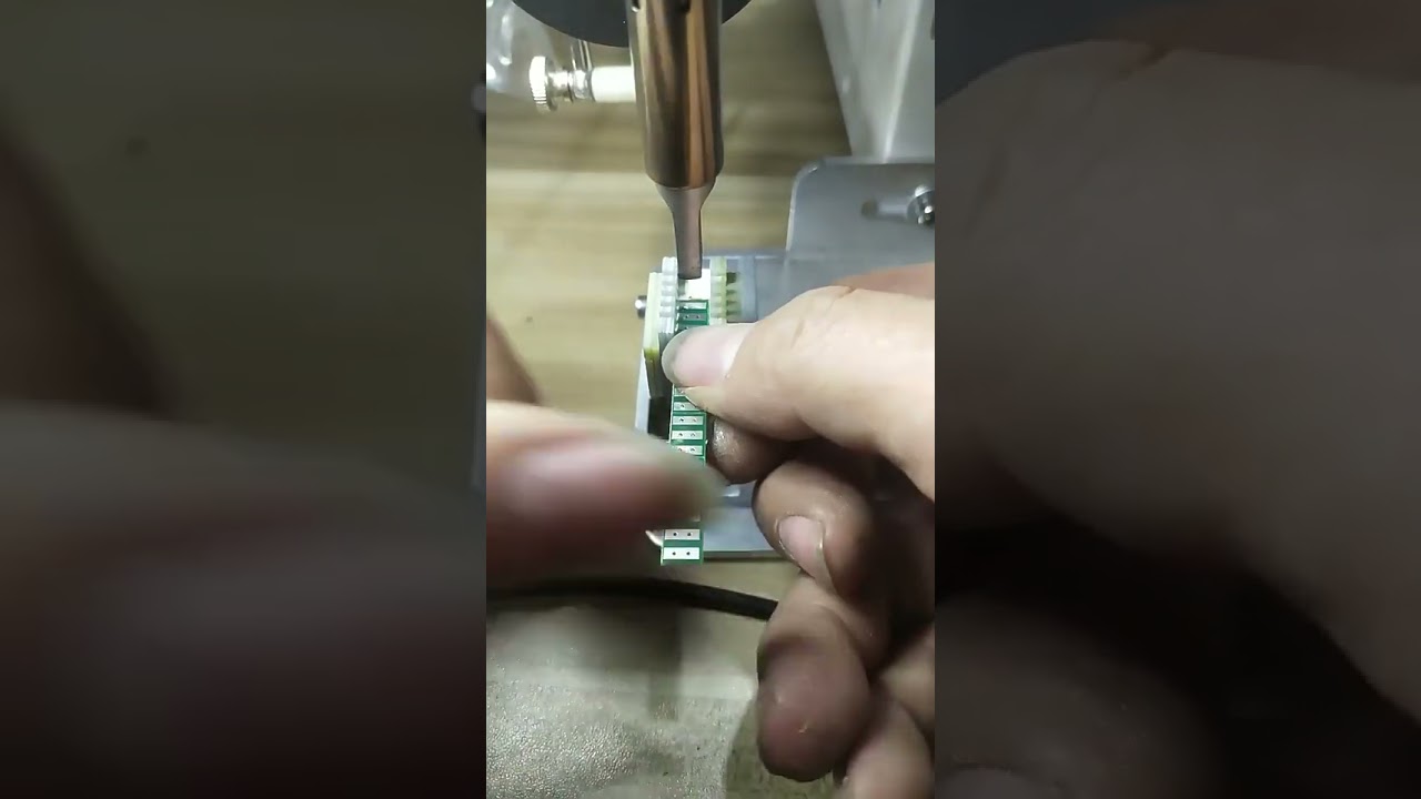 Macchina per saldatura fili semiautomatica | Per connettori avionici, strip LED e circuiti stampati