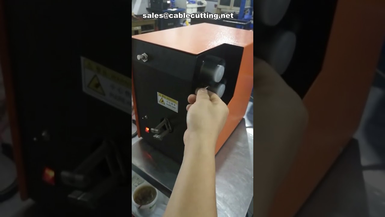 Macchina per spazzolare e invertire cavi schermati | Automazione di fabbrica