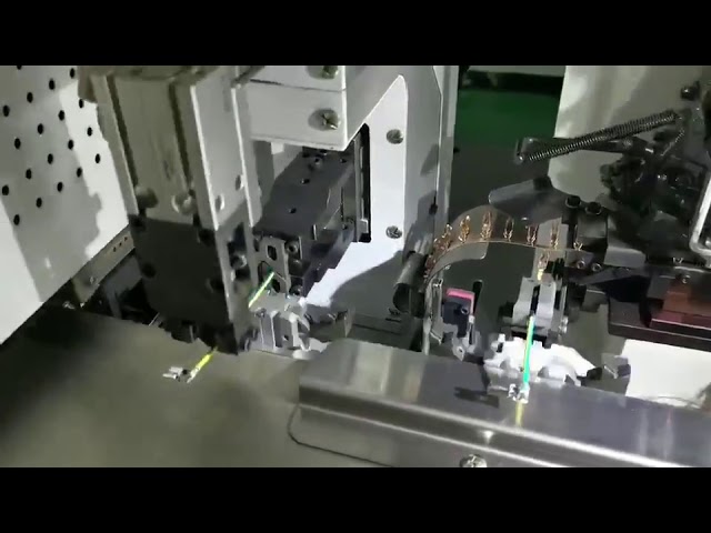 Macchina automatica per inserimento, torsione, stagnatura e crimpatura di tubi termorestringenti