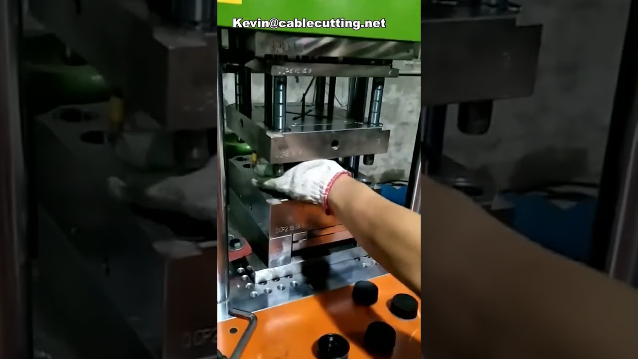 Macchina rotativa per stampaggio a iniezione di portalampade LED: produzione automatizzata